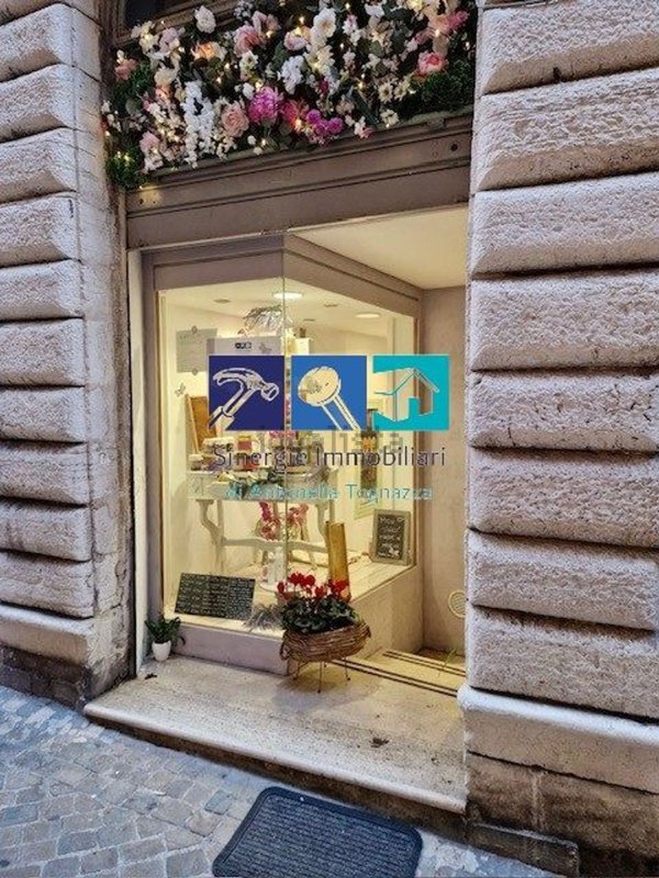 locale commerciale in vendita ad Ancona in zona Centro Storico