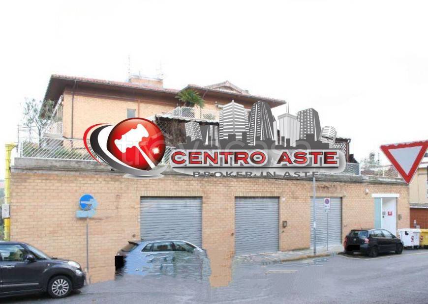 locale commerciale in vendita ad Ancona in zona Posatora