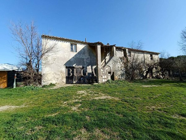 casa indipendente in vendita ad Ancona in zona Varano