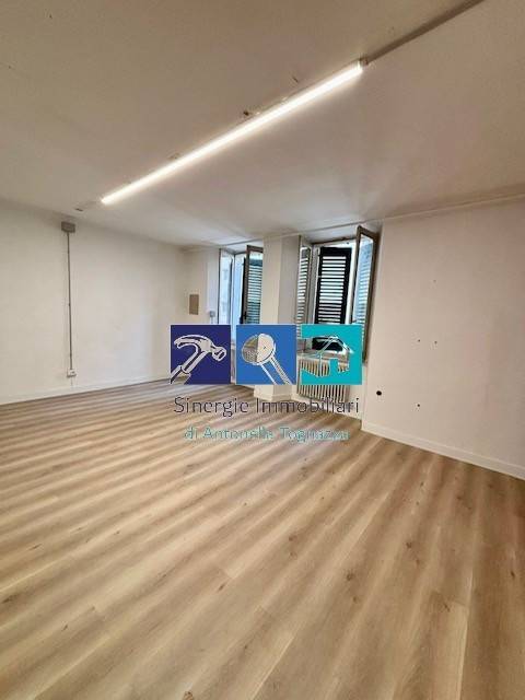 ufficio in vendita ad Ancona in zona Piano San Lazzaro