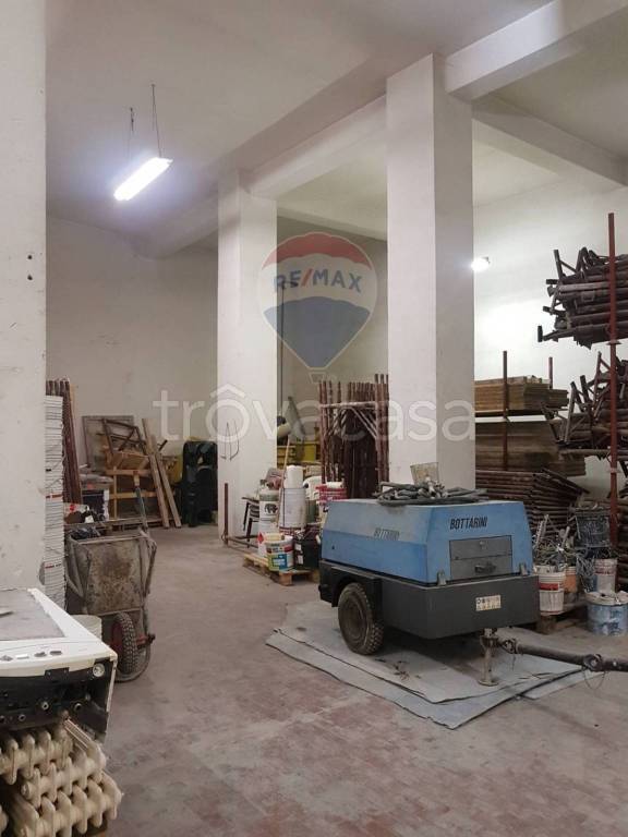 locale commerciale in vendita ad Ancona in zona Vallemiano