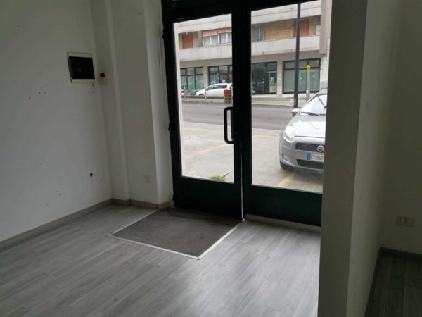 locale commerciale in vendita ad Ancona