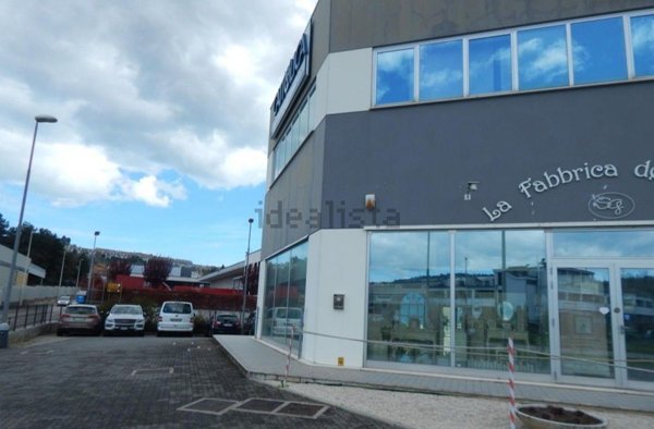 negozio in vendita ad Ancona in zona Baraccola