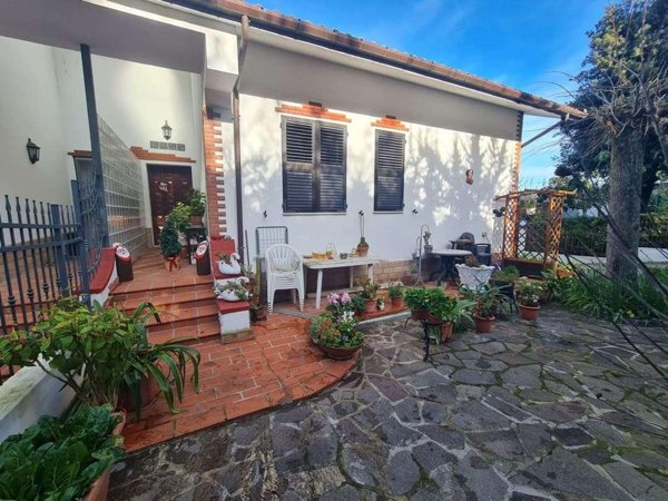 casa indipendente in vendita ad Ancona in zona Gallignano