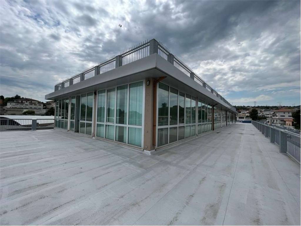 locale commerciale in vendita ad Ancona in zona Aspio di Ancona