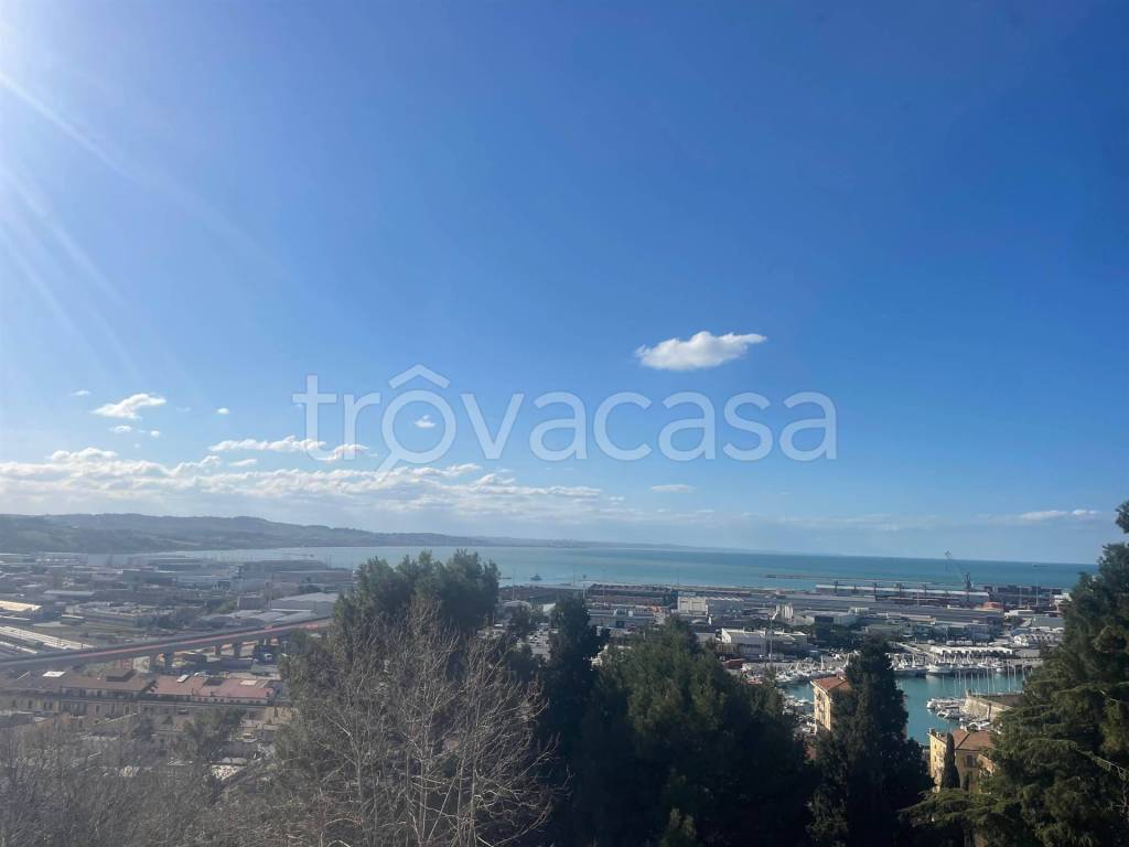 appartamento in vendita ad Ancona in zona Piano San Lazzaro
