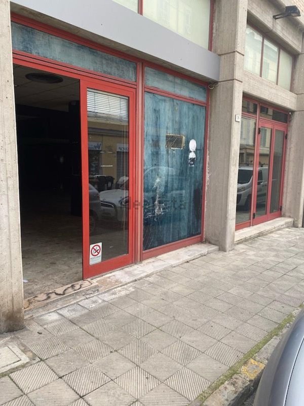 locale commerciale in vendita ad Ancona in zona Piano San Lazzaro