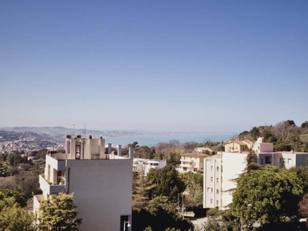 appartamento in vendita ad Ancona in zona Varano