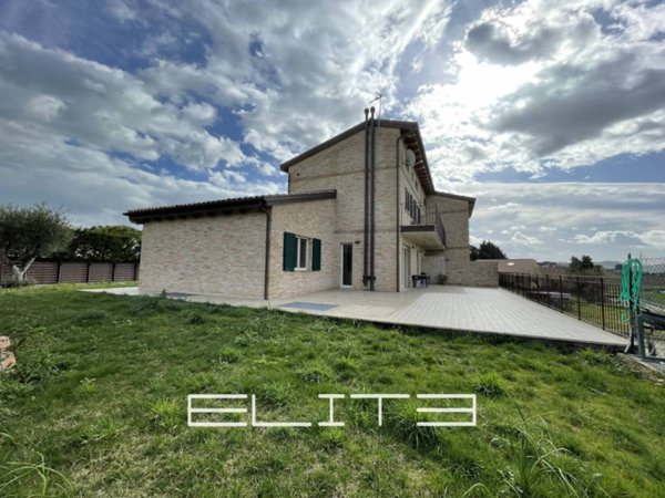 casa indipendente in vendita ad Ancona in zona Piano San Lazzaro