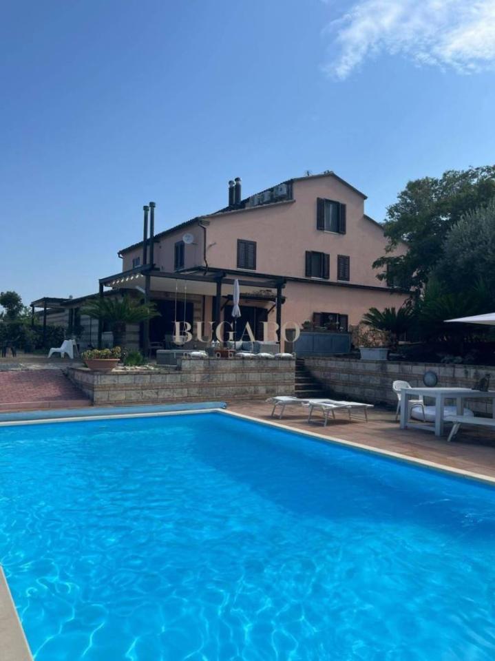 casa indipendente in vendita ad Ancona in zona Candia