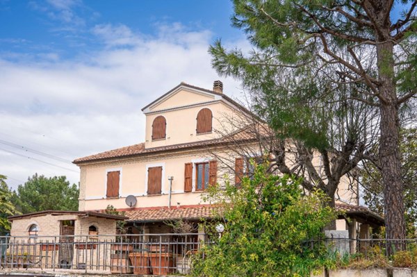 casa indipendente in vendita ad Ancona in zona Candia