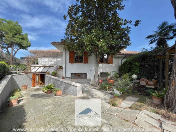 casa indipendente in vendita ad Ancona in zona Candia