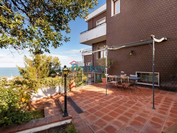 casa indipendente in vendita ad Ancona in zona Passetto