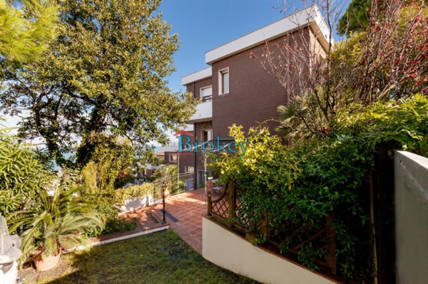 casa indipendente in vendita ad Ancona in zona Varano
