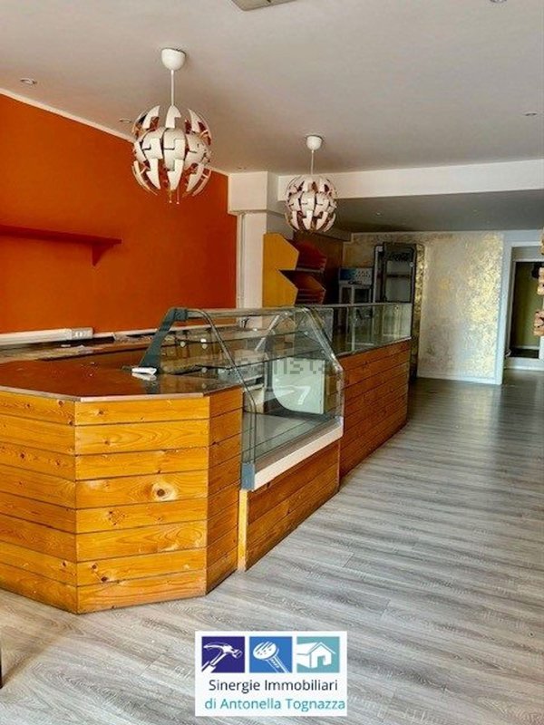 locale commerciale in vendita ad Ancona in zona Piano San Lazzaro