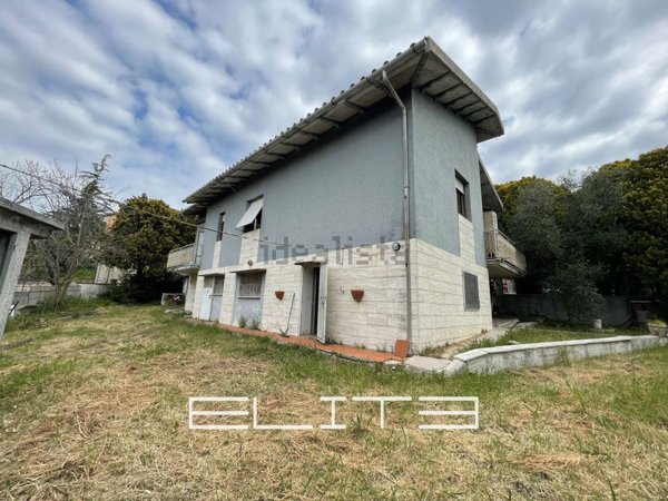 casa indipendente in vendita ad Ancona in zona Candia