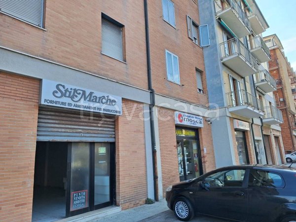 locale commerciale in vendita ad Ancona in zona Torrette