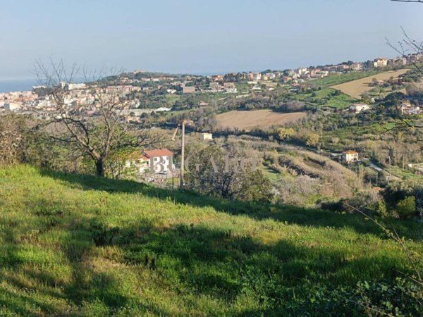 casa indipendente in vendita ad Ancona in zona Varano