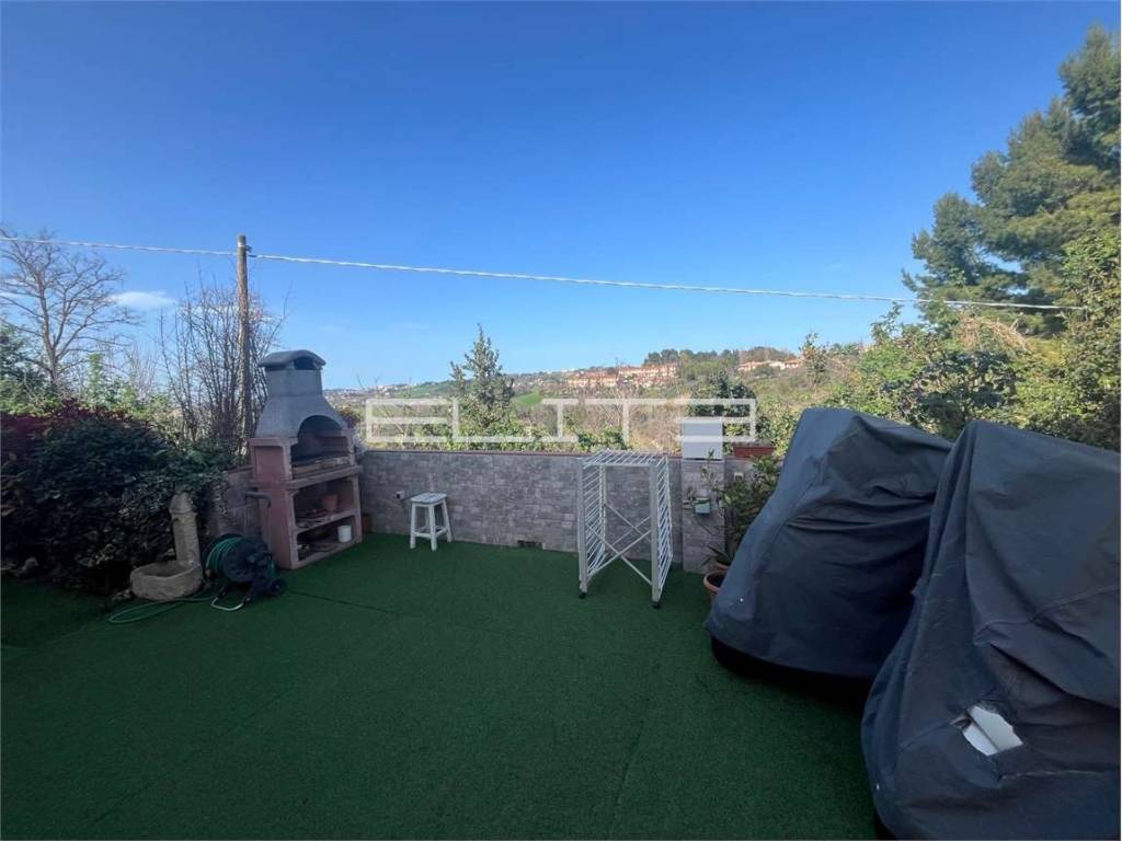 casa indipendente in vendita ad Ancona in zona Candia