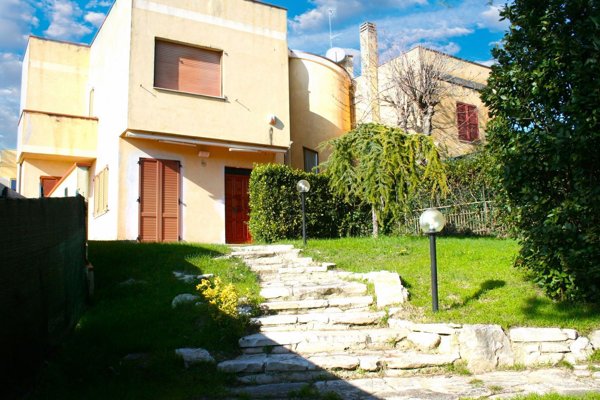 casa indipendente in vendita ad Ancona in zona Piano San Lazzaro