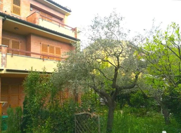 casa indipendente in vendita ad Ancona in zona Piano San Lazzaro
