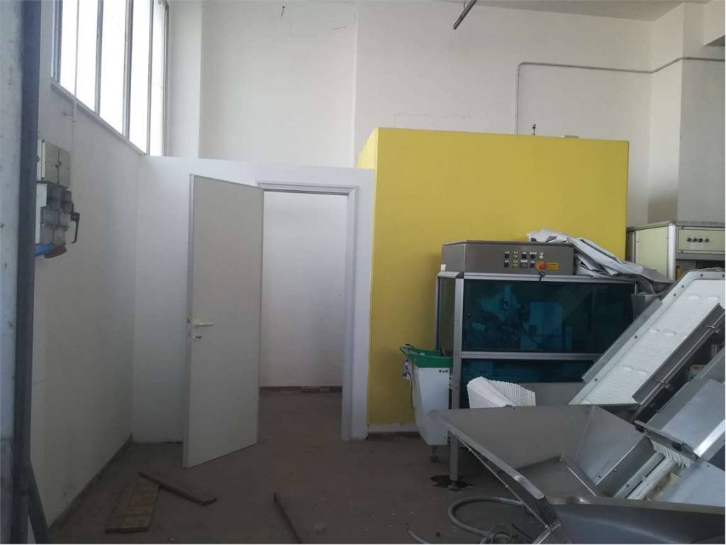 locale commerciale in vendita ad Ancona in zona Piano San Lazzaro