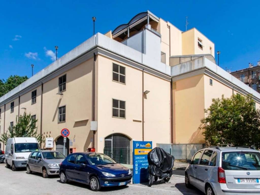 negozio in vendita ad Ancona in zona Piano San Lazzaro