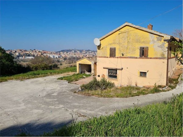 casa indipendente in vendita ad Ancona in zona Piano San Lazzaro