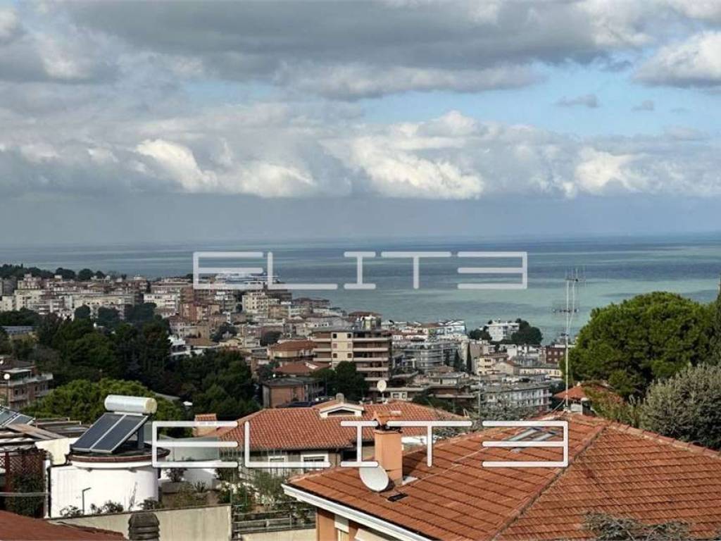 appartamento in vendita ad Ancona in zona Adriatico