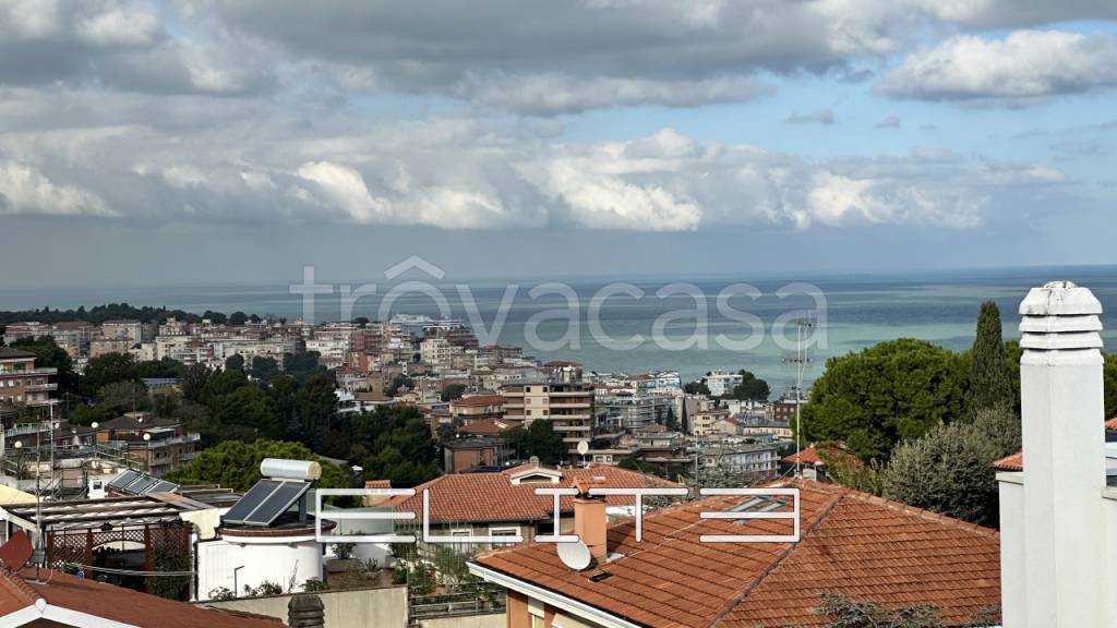 appartamento in vendita ad Ancona in zona Adriatico