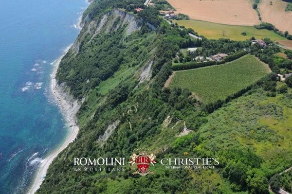 casa indipendente in vendita ad Ancona in zona Adriatico