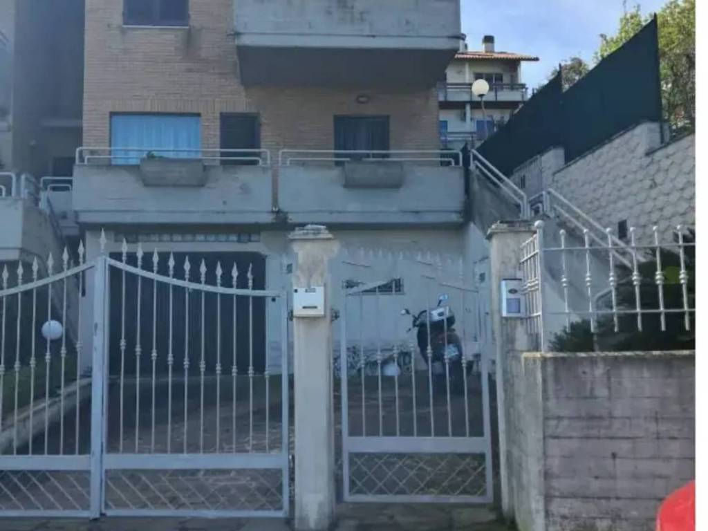 casa indipendente in vendita ad Ancona in zona Posatora