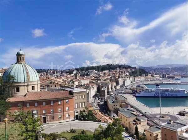 quadrivano in vendita ad Ancona in zona Centro Storico
