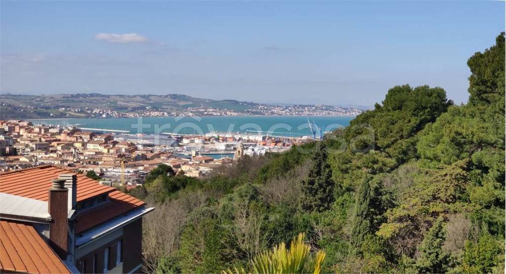 appartamento in vendita ad Ancona in zona Piano San Lazzaro