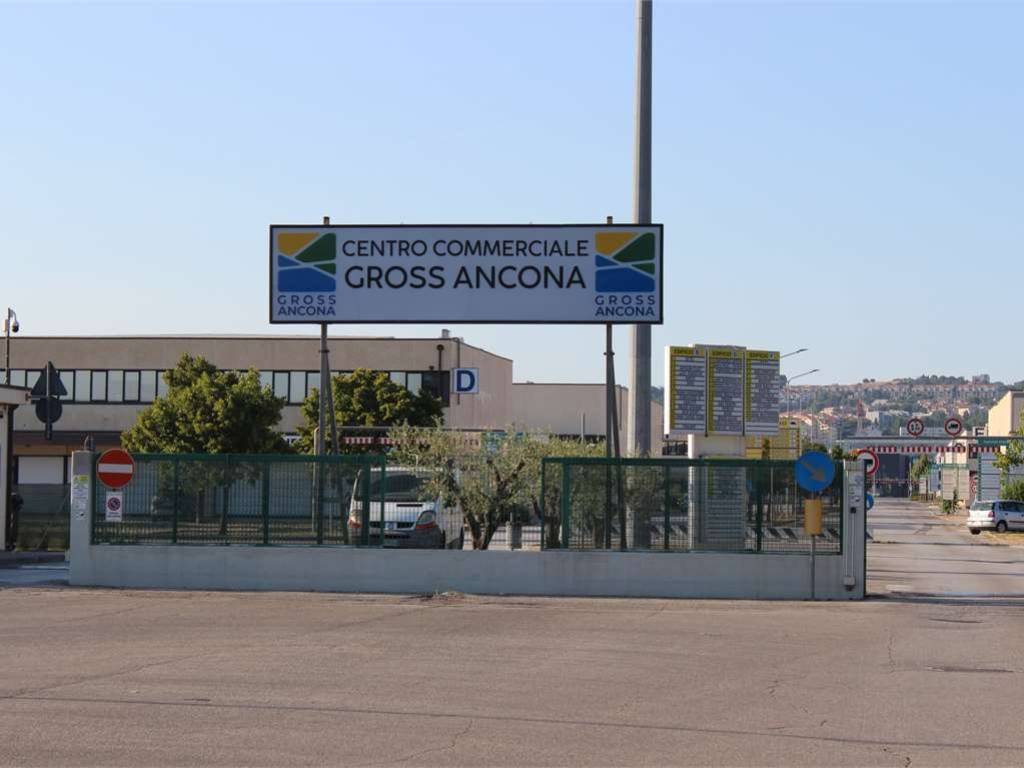 capannone in vendita ad Ancona in zona Piano San Lazzaro