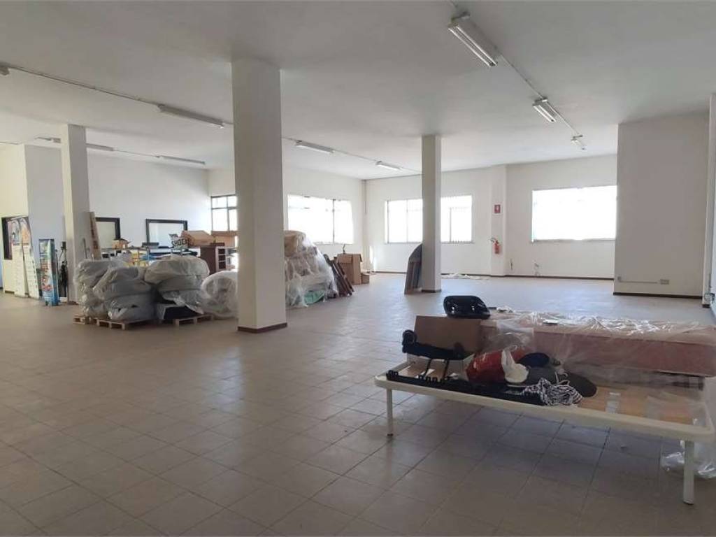 locale commerciale in vendita ad Ancona in zona Aspio di Ancona