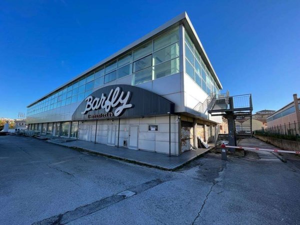 locale commerciale in vendita ad Ancona in zona Candia