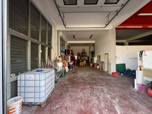 locale commerciale in vendita ad Ancona in zona Aspio di Ancona