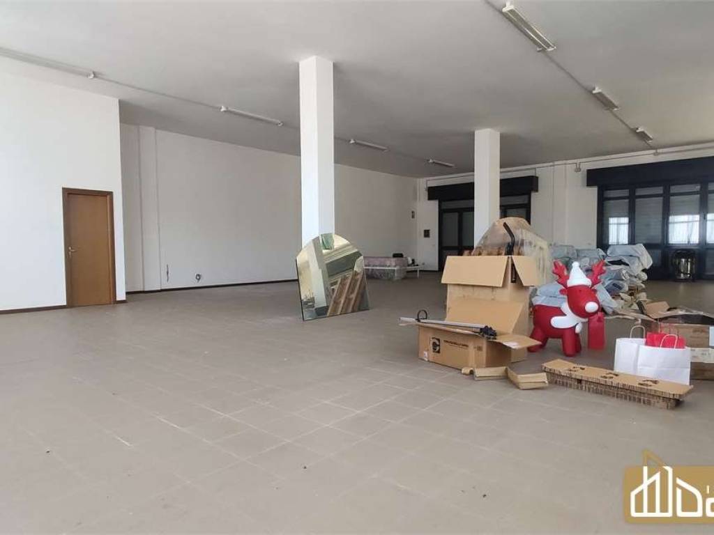 locale commerciale in vendita ad Ancona in zona Candia