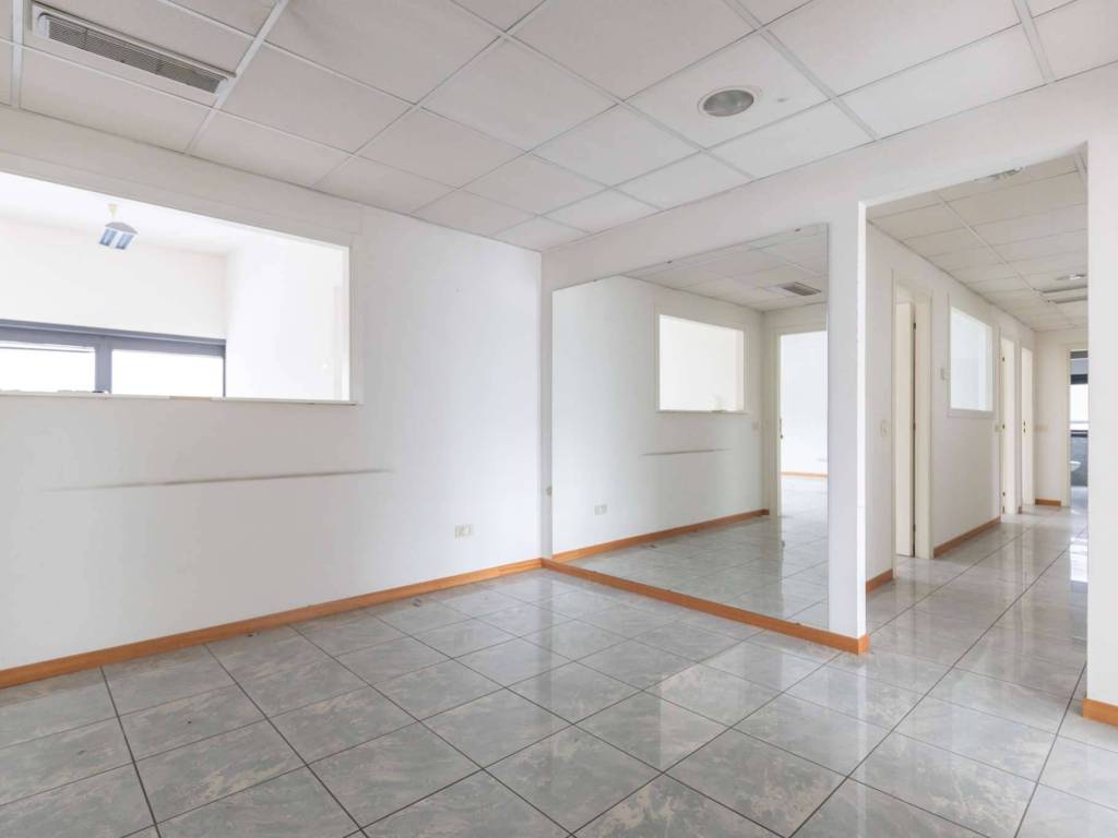 ufficio in vendita ad Ancona in zona Candia