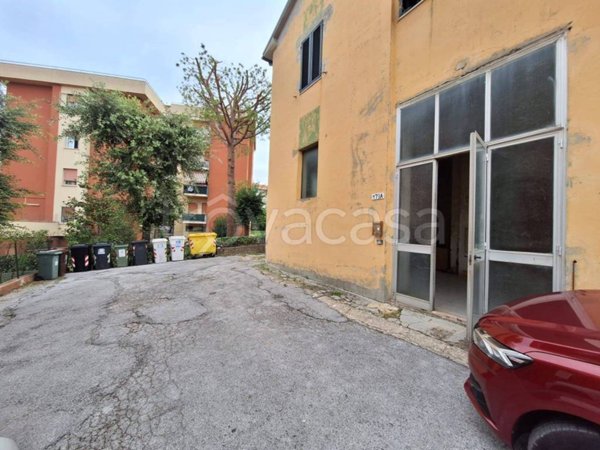 locale commerciale in vendita ad Ancona in zona Torrette
