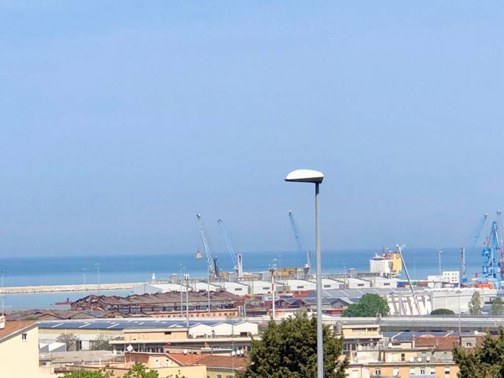 appartamento in vendita ad Ancona in zona Piano San Lazzaro