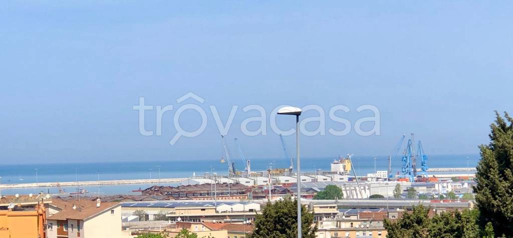 appartamento in vendita ad Ancona in zona Piano San Lazzaro