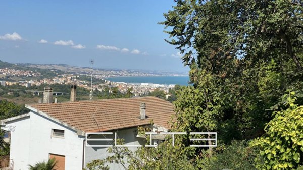 appartamento in vendita ad Ancona in zona Pietra La Croce