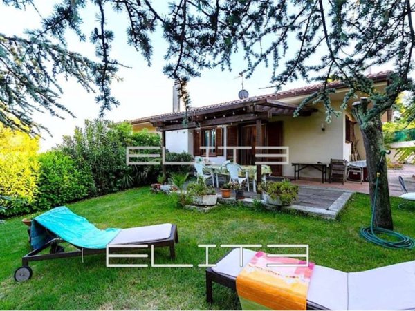 casa indipendente in vendita ad Ancona in zona Torrette