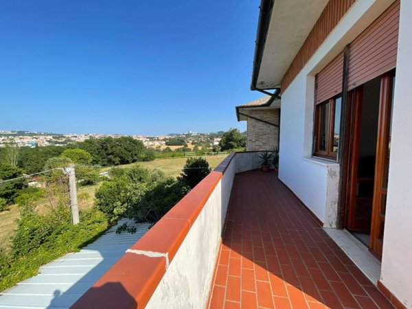 casa indipendente in vendita ad Ancona in zona Palombare