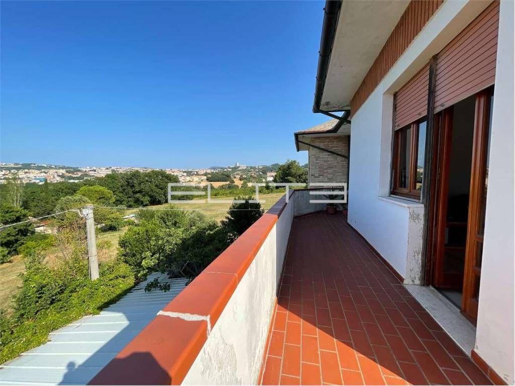 casa indipendente in vendita ad Ancona in zona Posatora