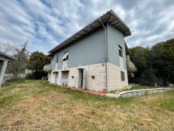 casa indipendente in vendita ad Ancona in zona Candia