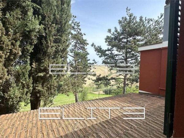 casa indipendente in vendita ad Ancona in zona Candia