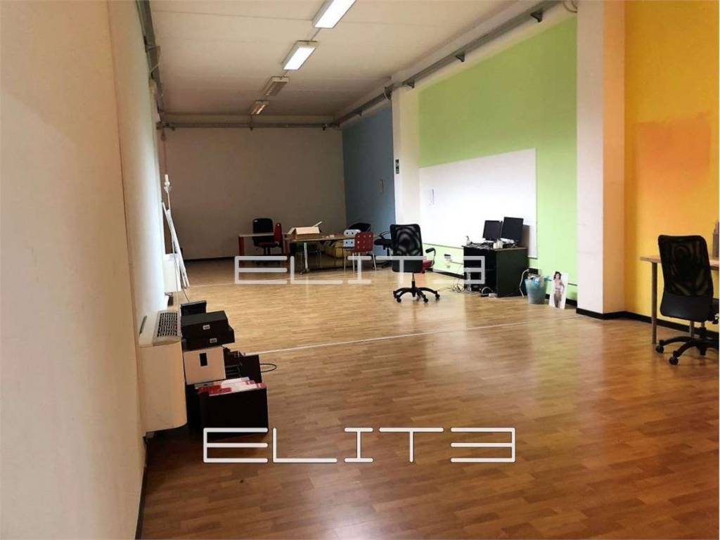locale commerciale in vendita ad Ancona in zona Torrette